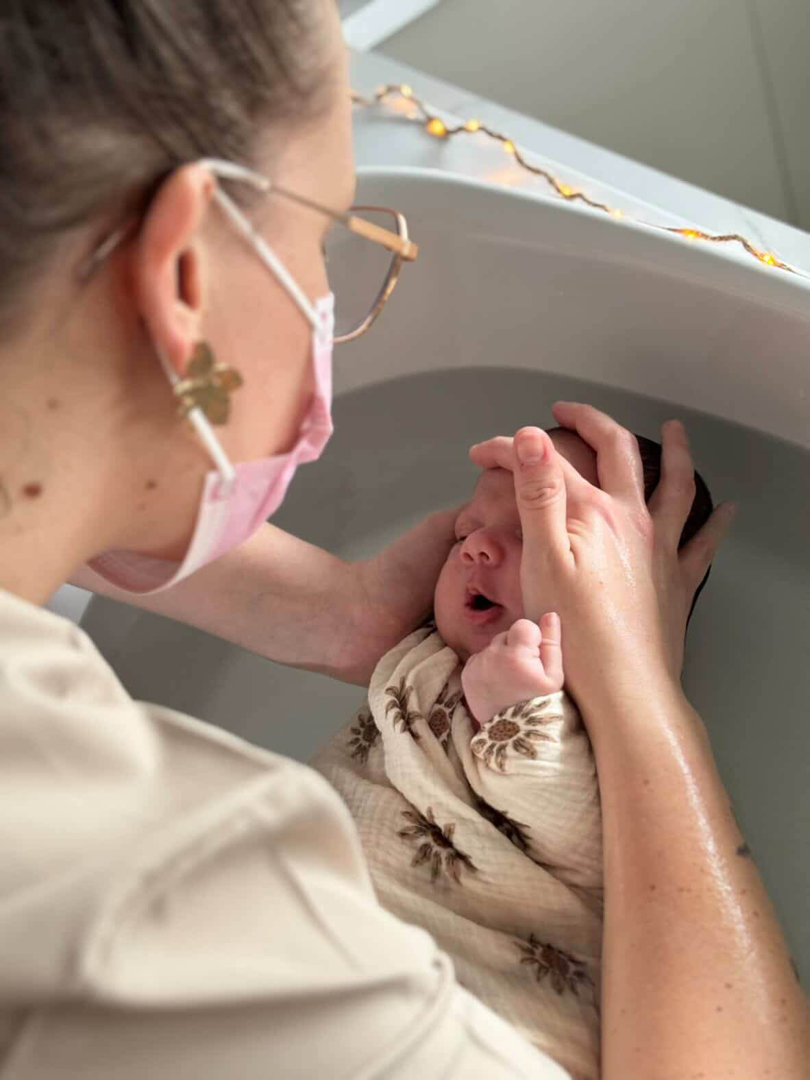 Clara Tillaut réalisant un Thalasso Bain Bébé au cabinet Premier Sens